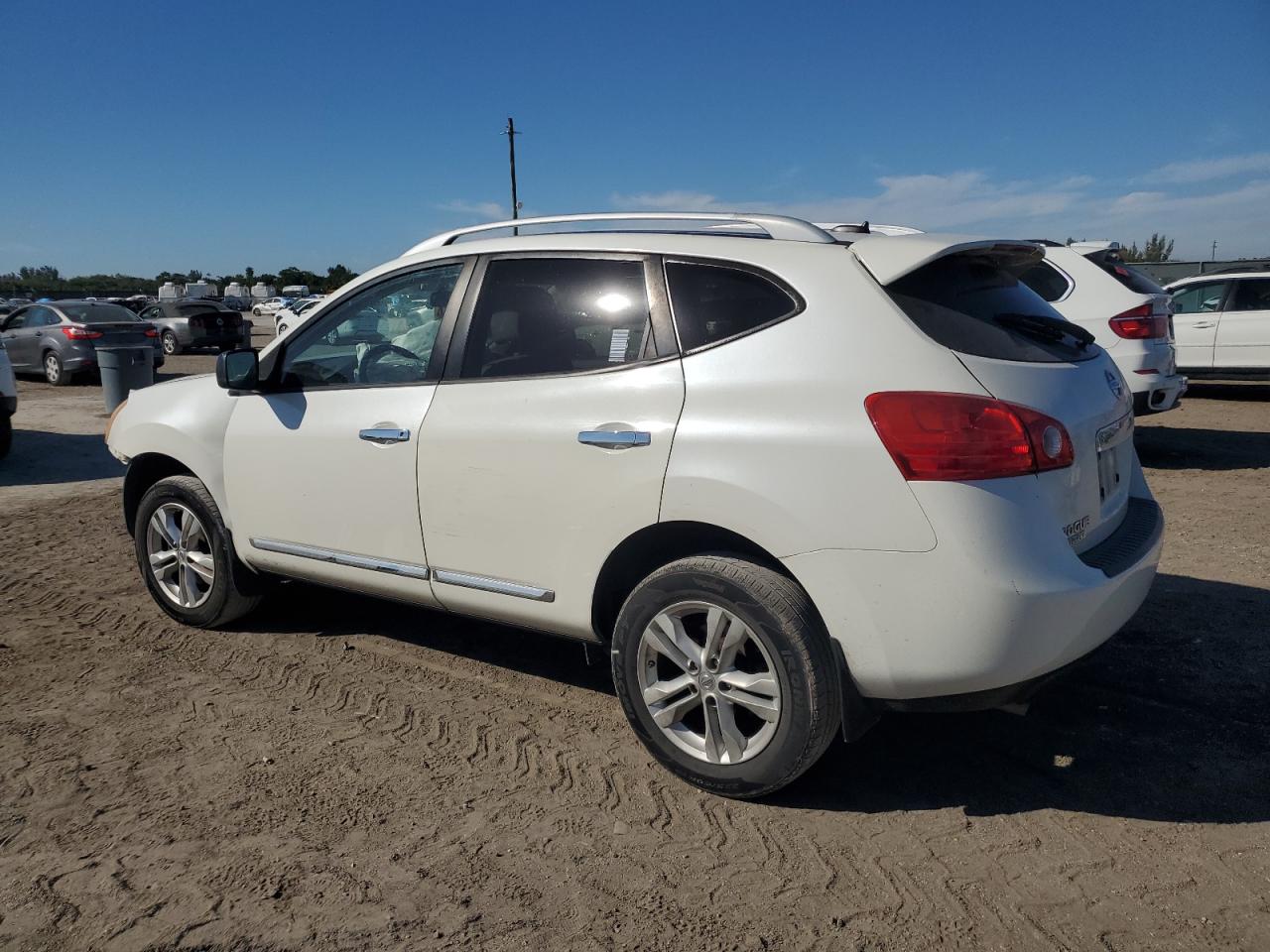 2015 Nissan Rogue - Image 2