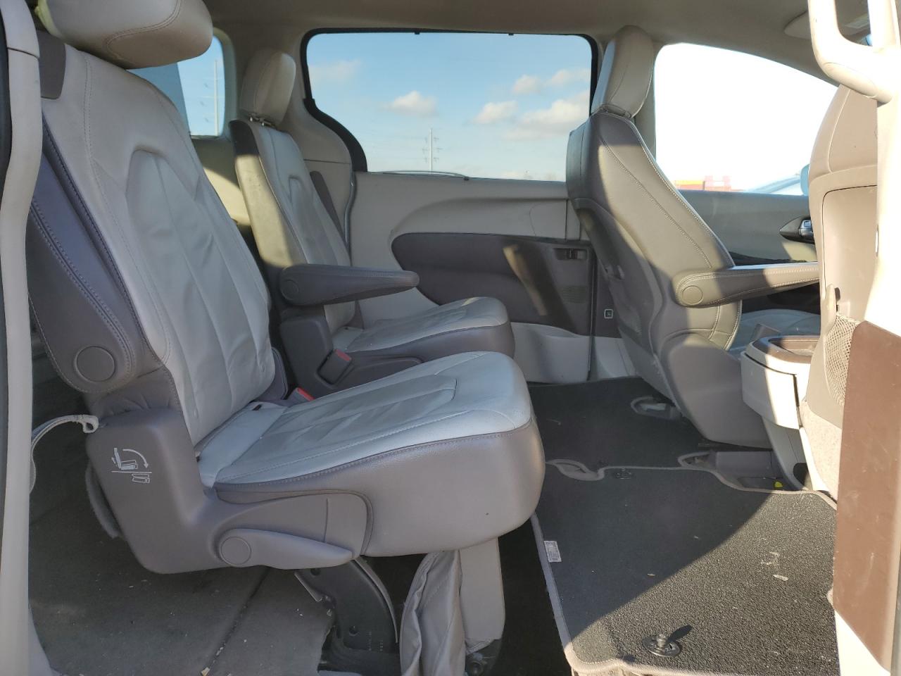 2017 Chrysler Pacifica - Image 11