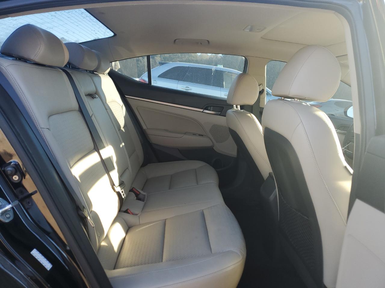 2017 Hyundai Elantra - Image 10