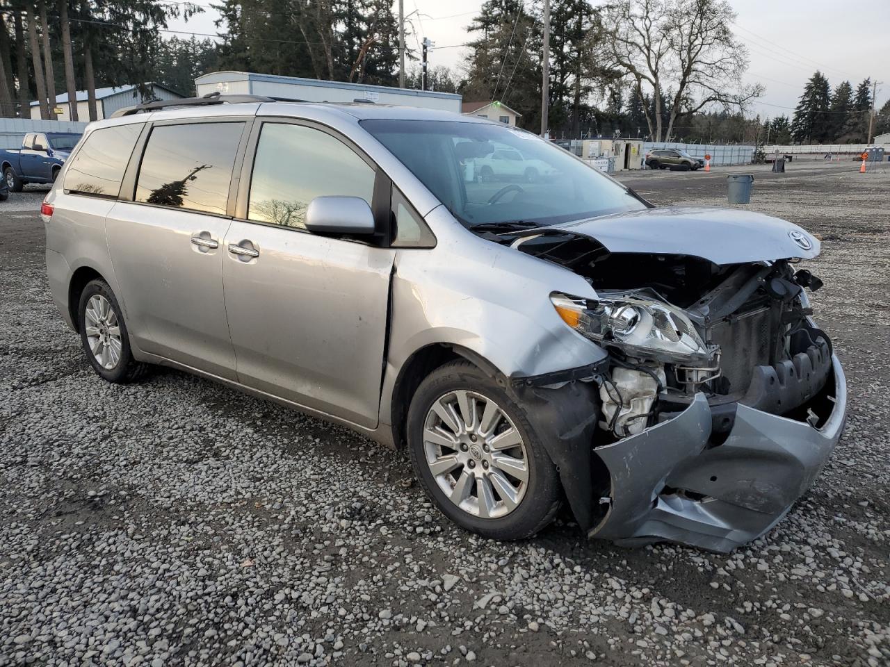 2011 Toyota Sienna - Image 4
