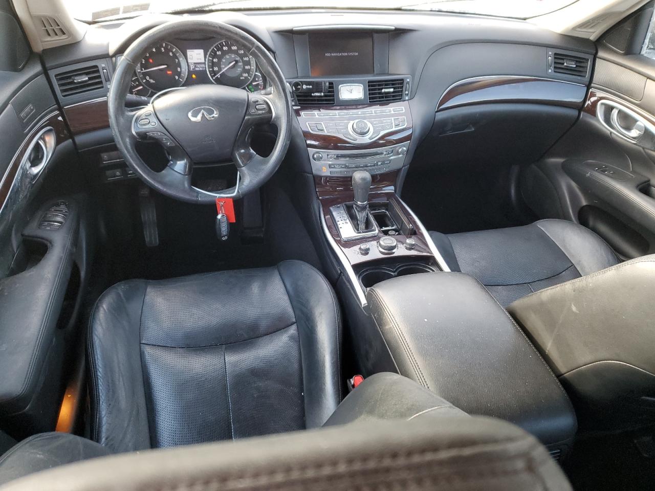 2011 Infiniti M - Image 8