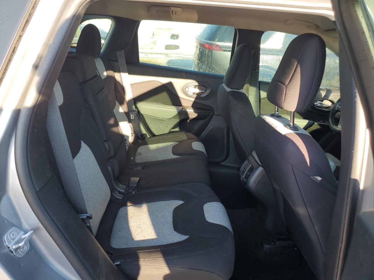 2014 Jeep Grand Cherokee - Image 11