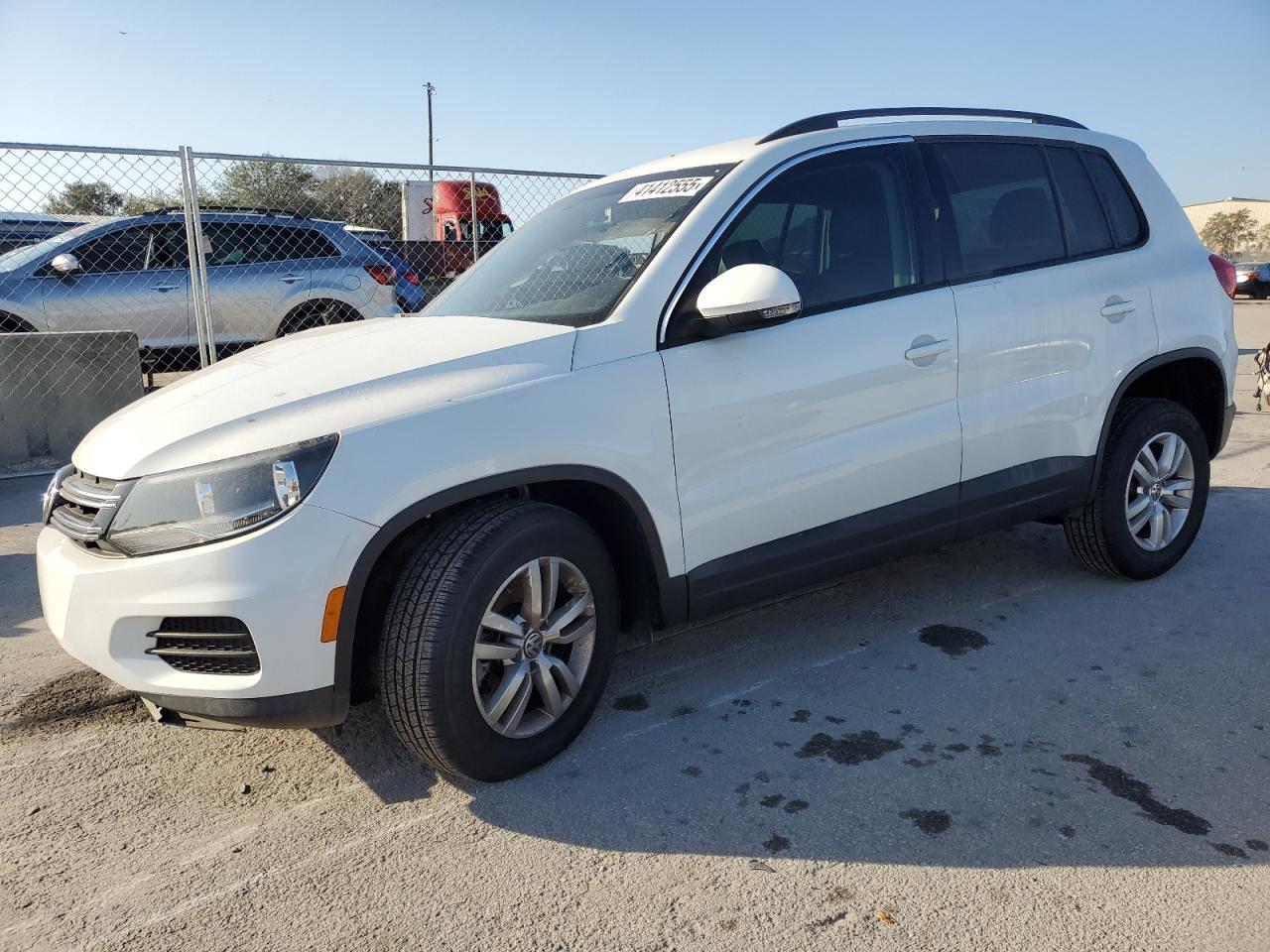 VIN WVGAV7AX0HK031335 2017 VOLKSWAGEN TIGUAN no.1