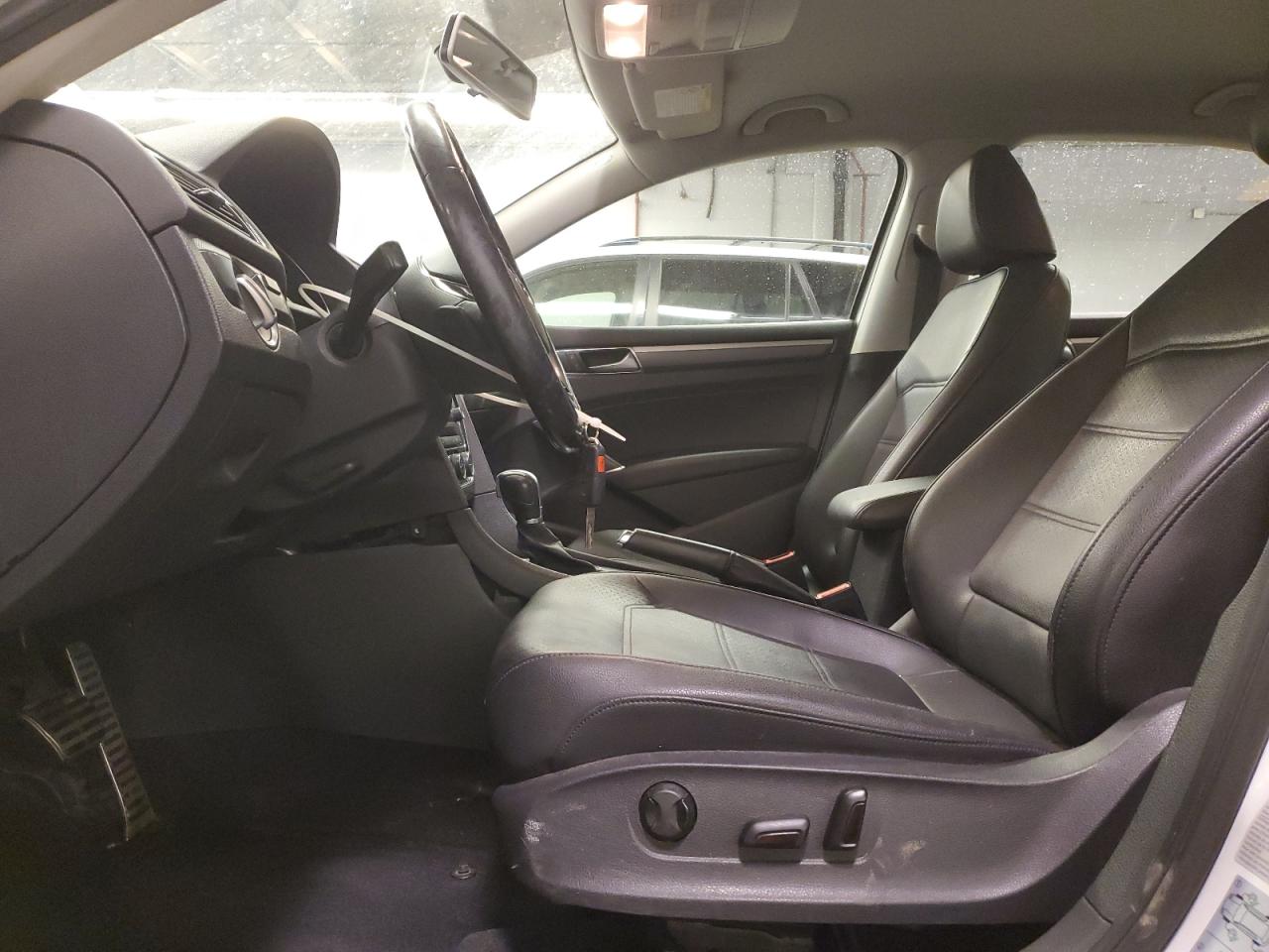 2017 Volkswagen Passat - Image 7