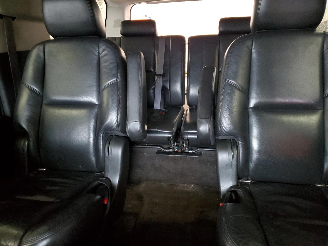 2011 Cadillac Escalade - Image 10