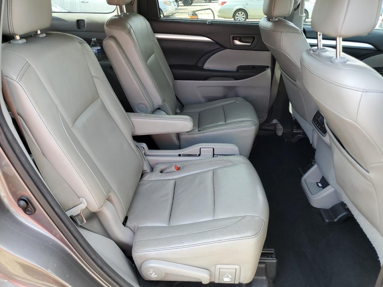 2017 Toyota Highlander - Image 11