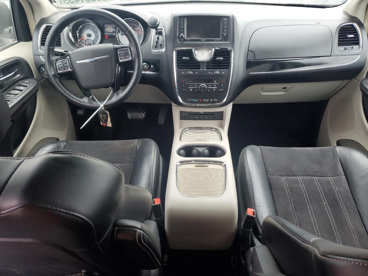 2014 Chrysler Town & Country - Image 8