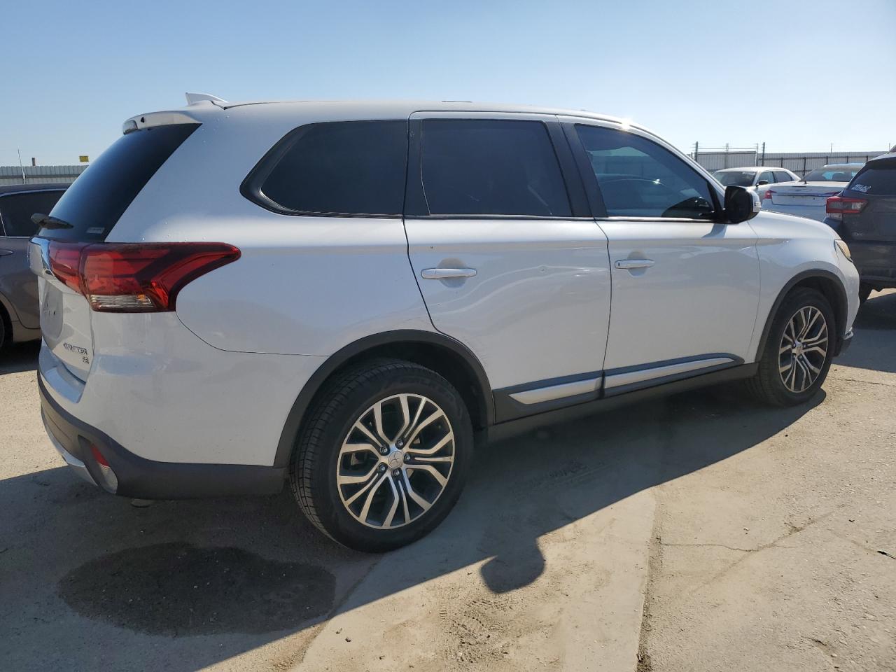 2018 Mitsubishi Outlander - Image 3