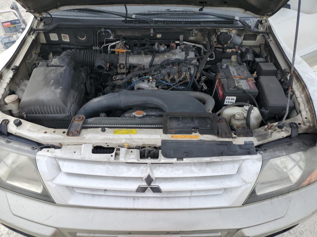 2002 Mitsubishi Montero - Image 12