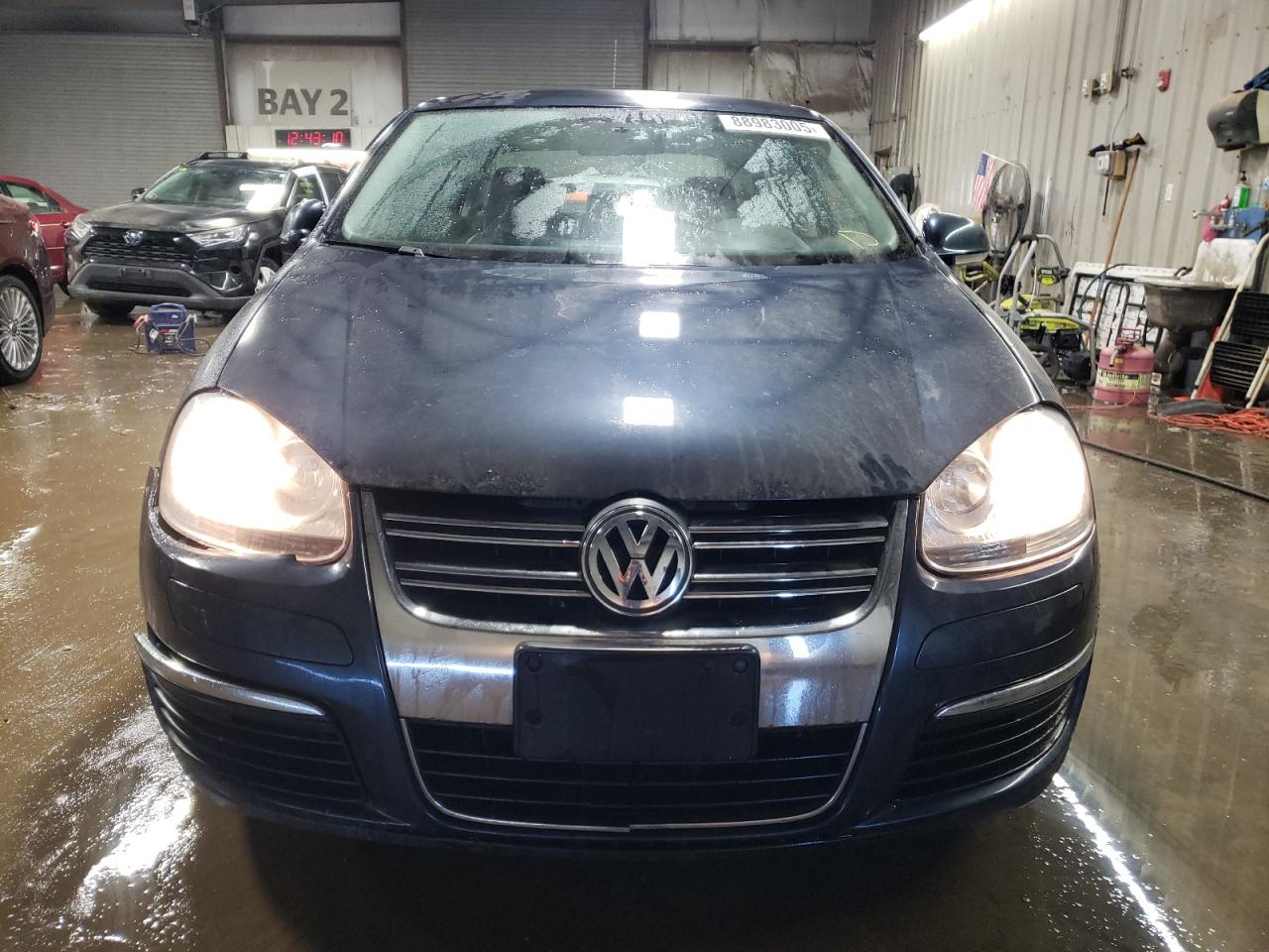 2010 Volkswagen Jetta - Image 5