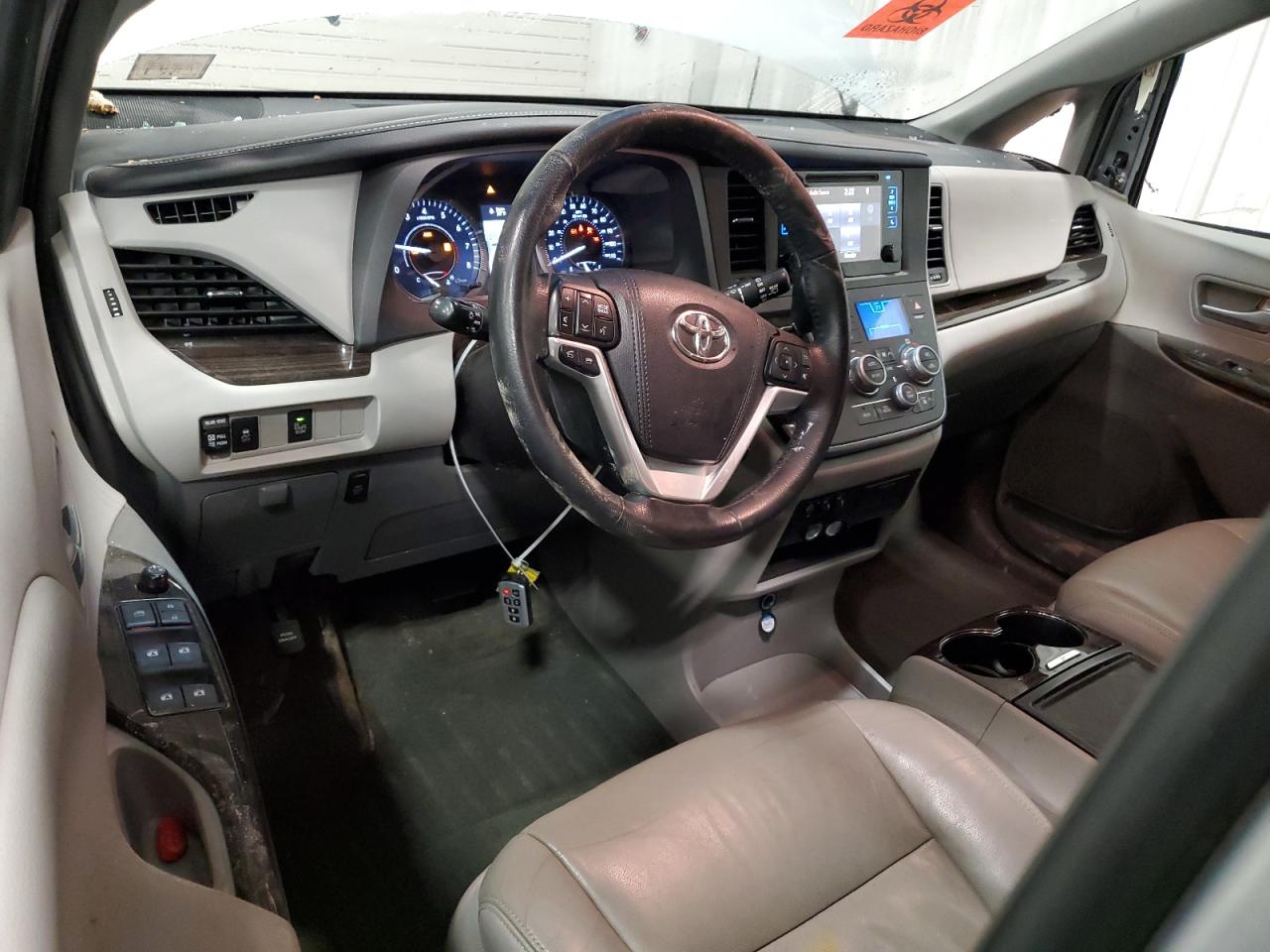 2015 Toyota Sienna - Image 8
