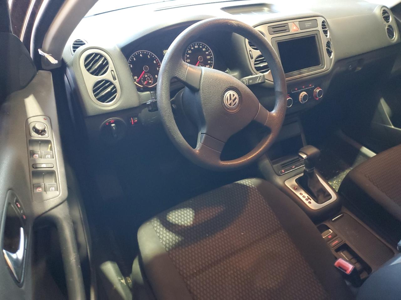 2010 Volkswagen Tiguan - Image 8