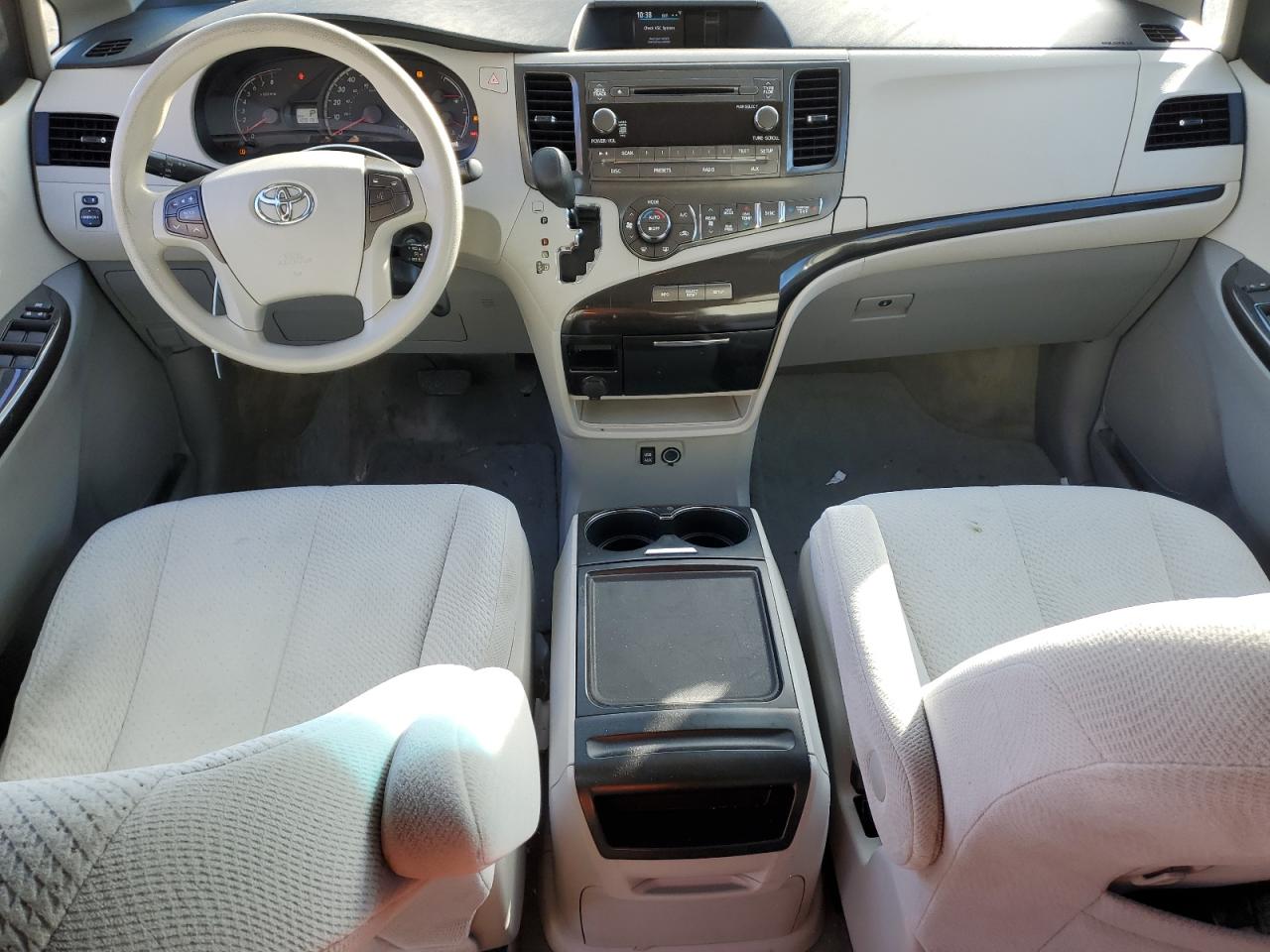2013 Toyota Sienna - Image 8