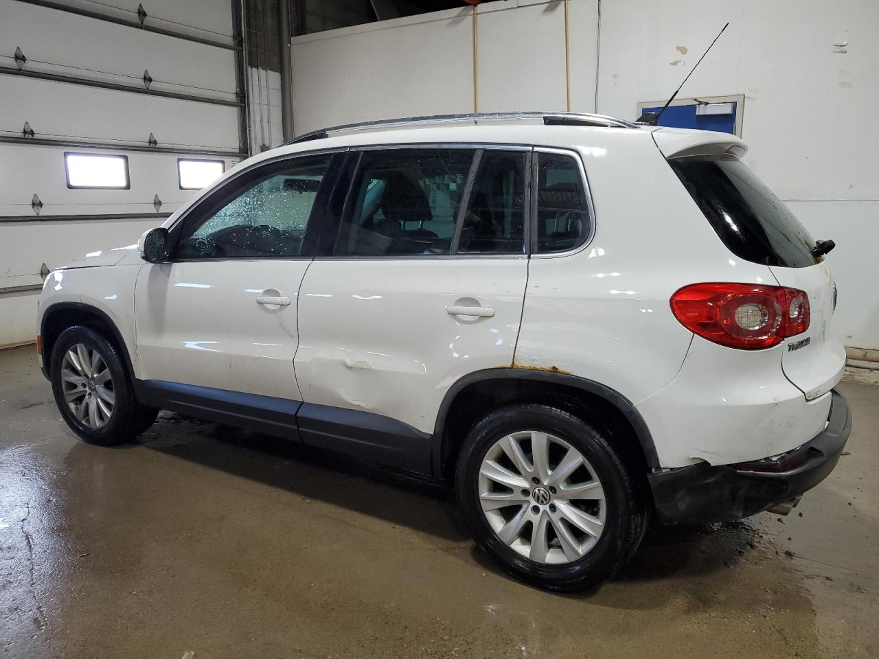 2009 Volkswagen Tiguan - Image 2