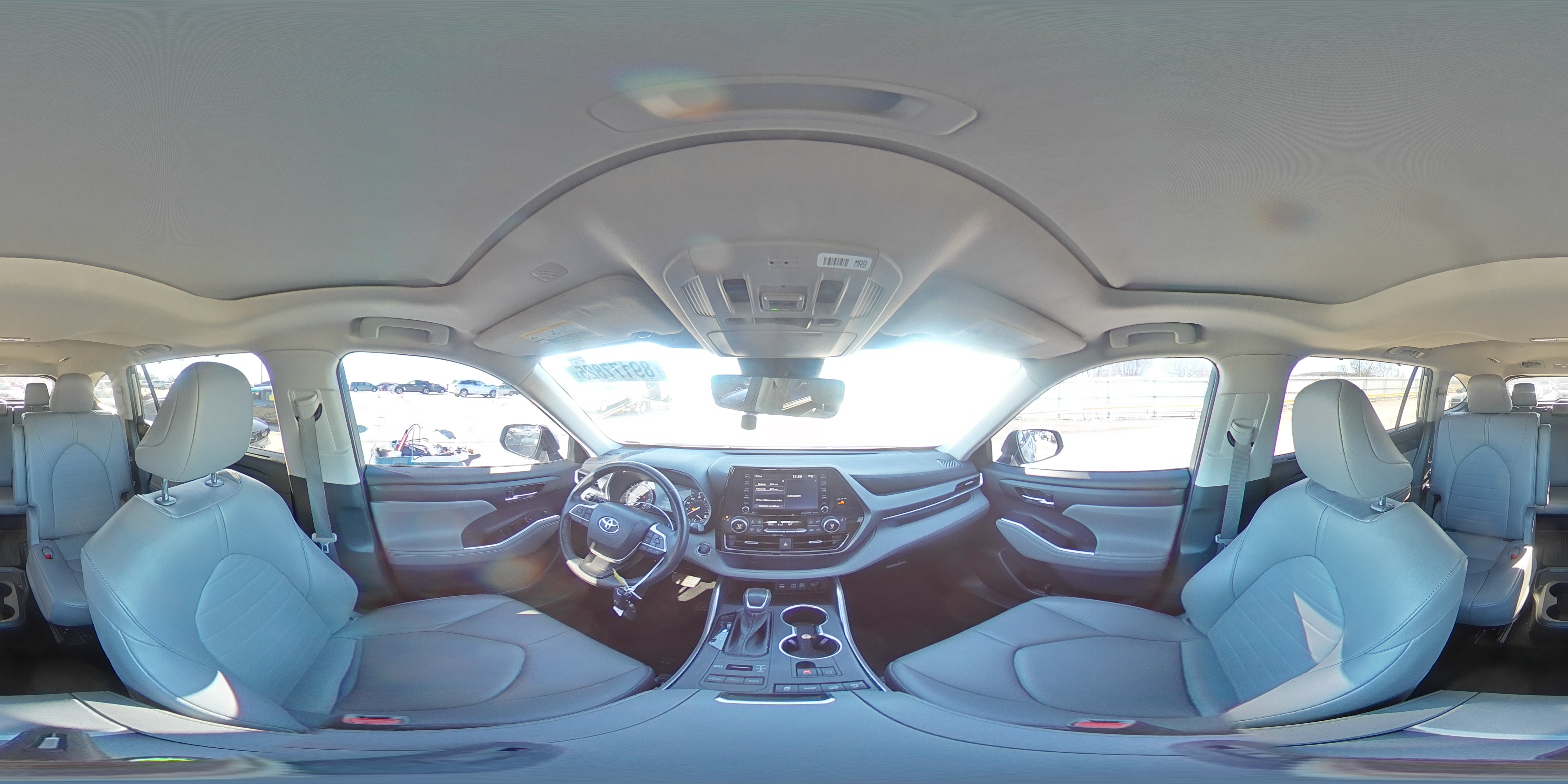 2022 Toyota Highlander - Image 16