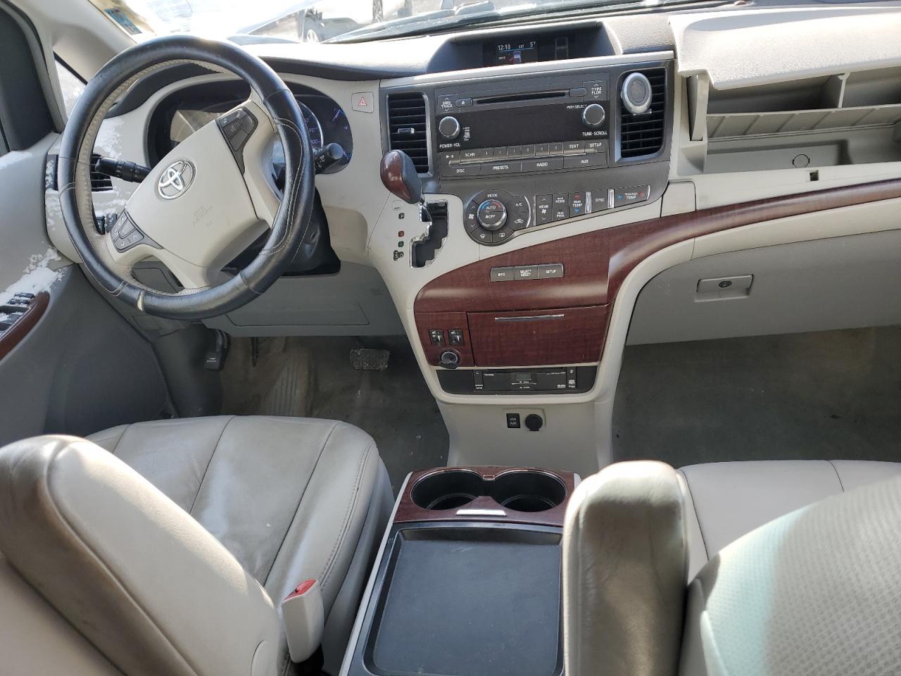 2011 Toyota Sienna - Image 8