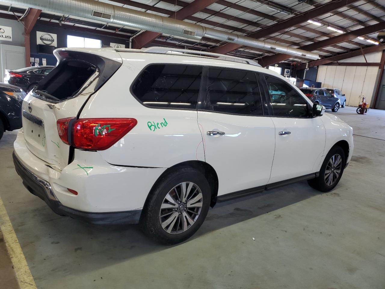 VIN 5N1DR2MN8JC625623 2018 NISSAN PATHFINDER no.3