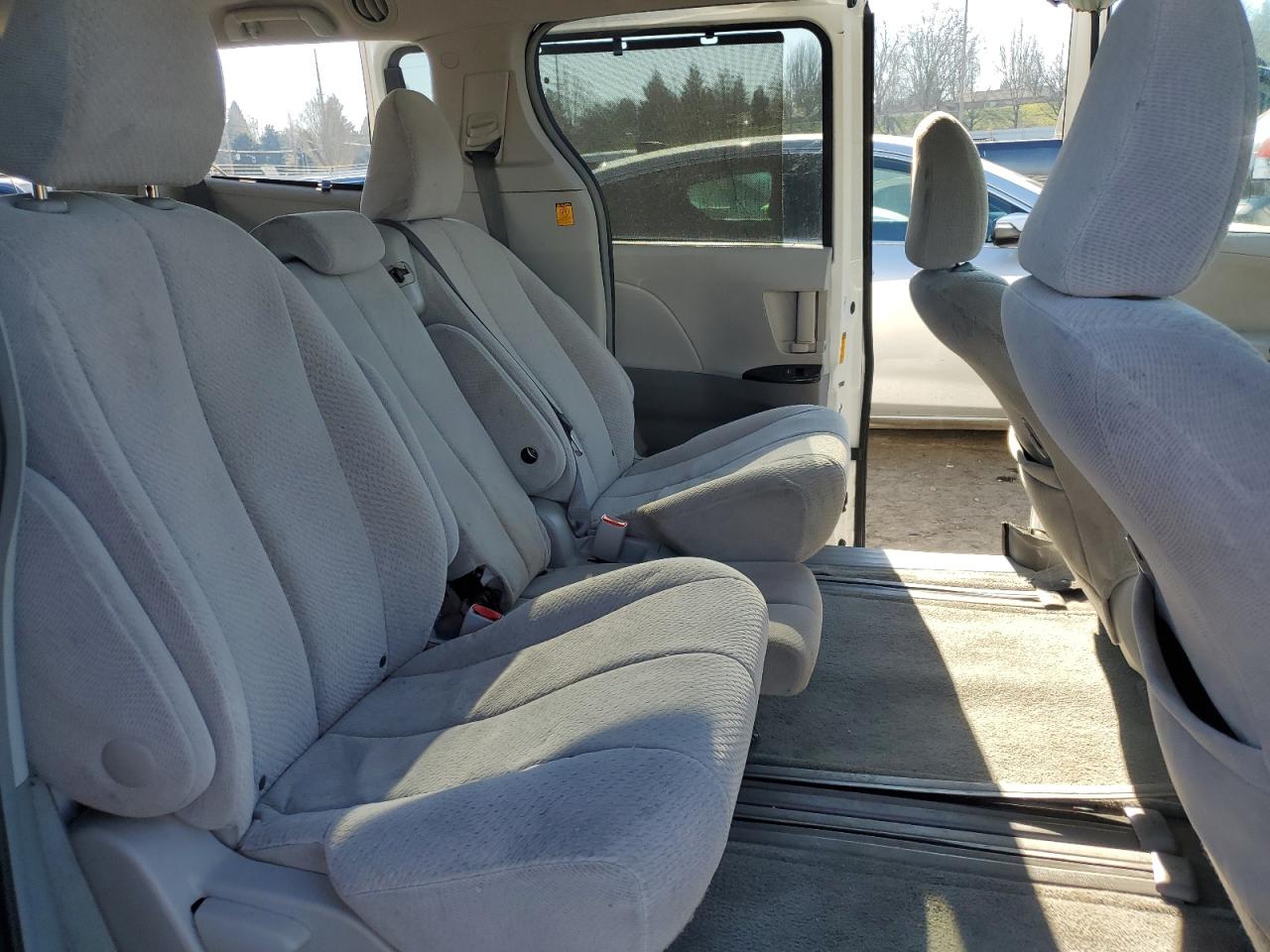2013 Toyota Sienna - Image 11
