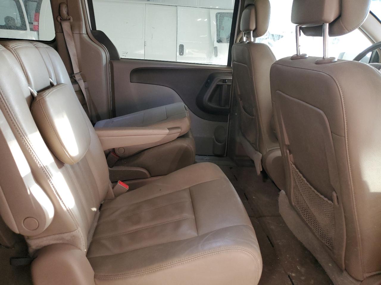 2016 Chrysler Town & Country - Image 11