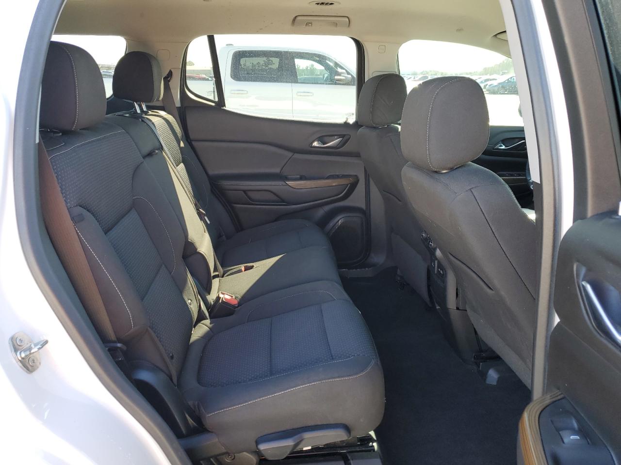 2022 GMC Acadia - Image 11
