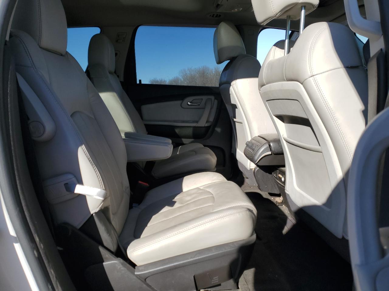 2011 Chevrolet Traverse - Image 11