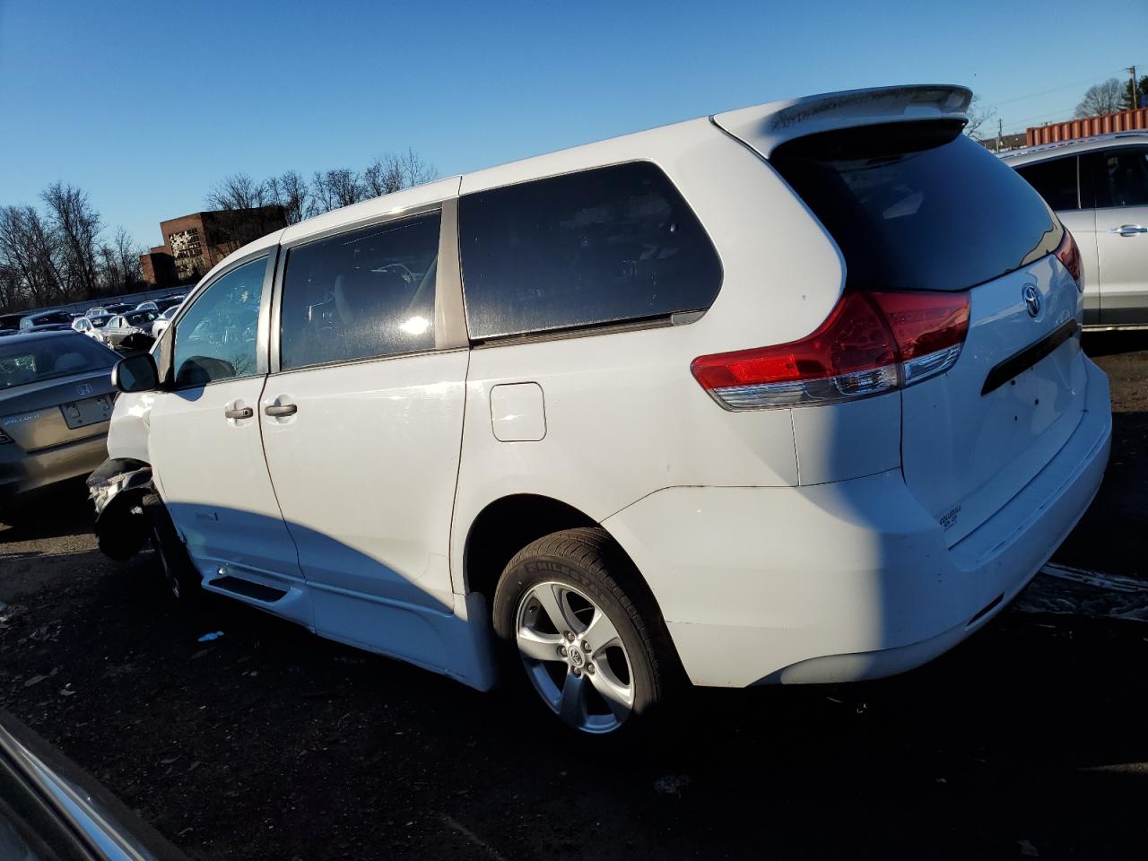 2014 Toyota Sienna - Image 2