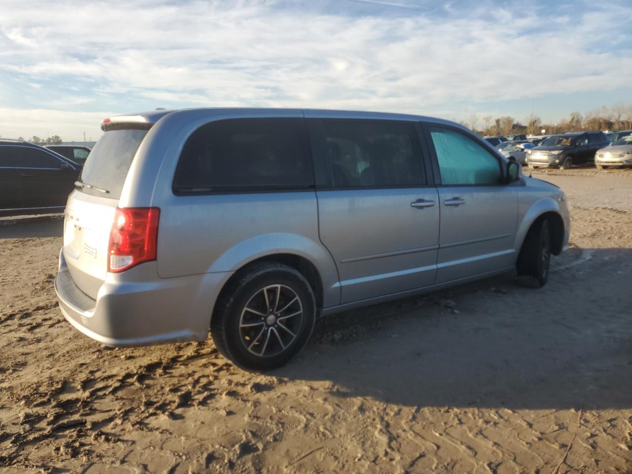 2016 Dodge Caravan - Image 3