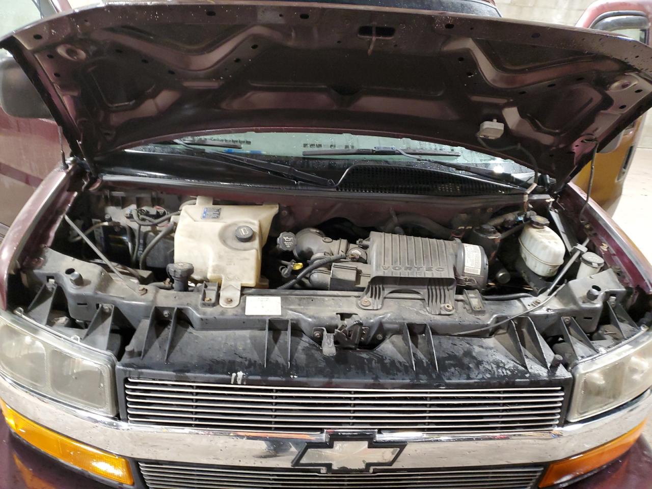 2005 Chevrolet Express - Image 12