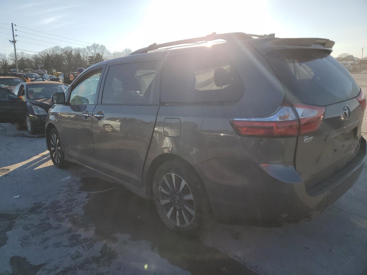 2019 Toyota Sienna - Image 2