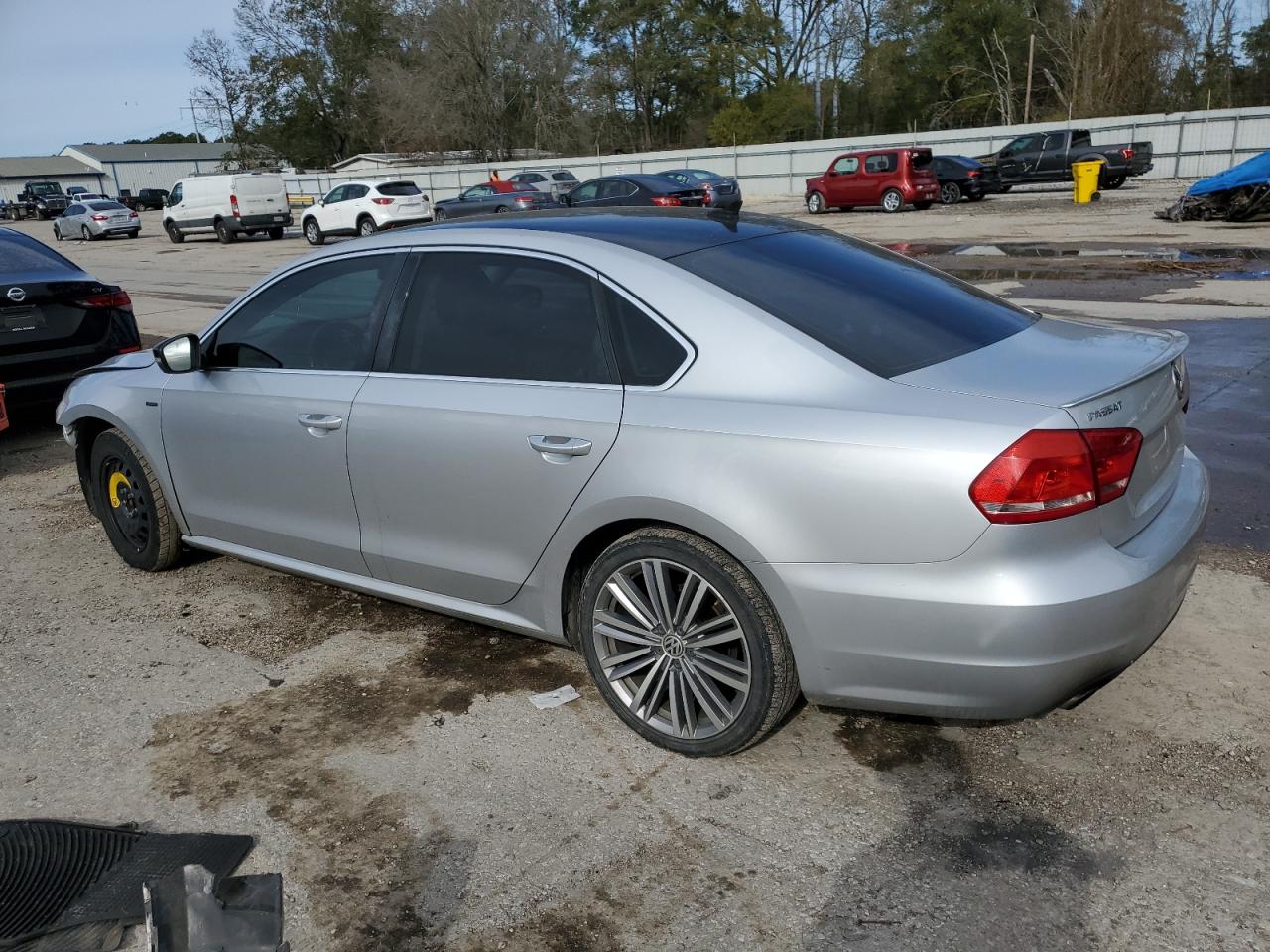 2015 Volkswagen Passat - Image 2