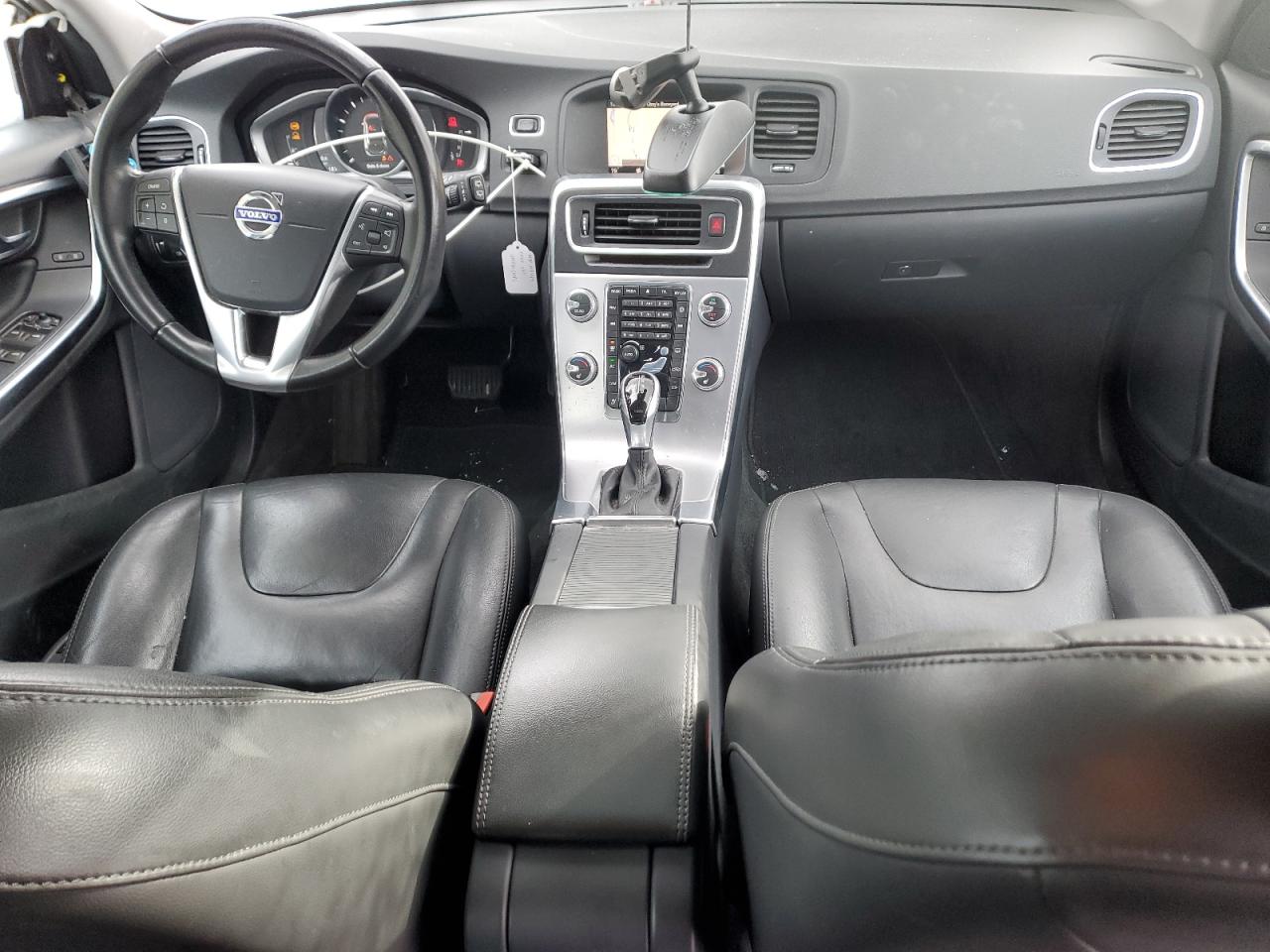2017 Volvo V60 - Image 8