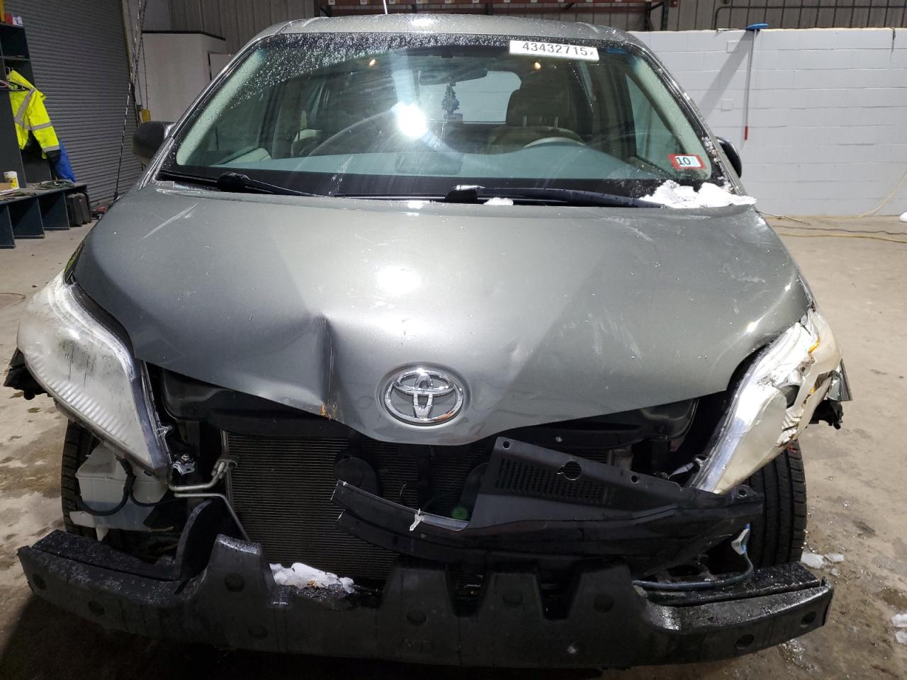 2012 Toyota Sienna - Image 5