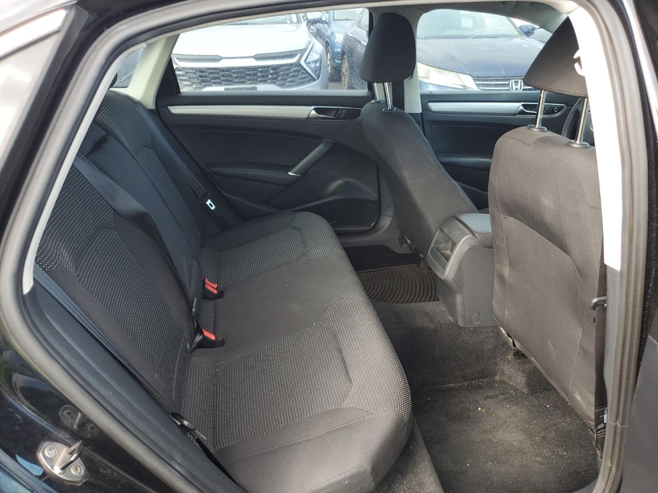 2017 Volkswagen Passat - Image 10