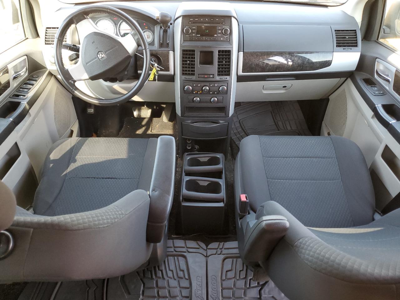 2010 Dodge Caravan - Image 8