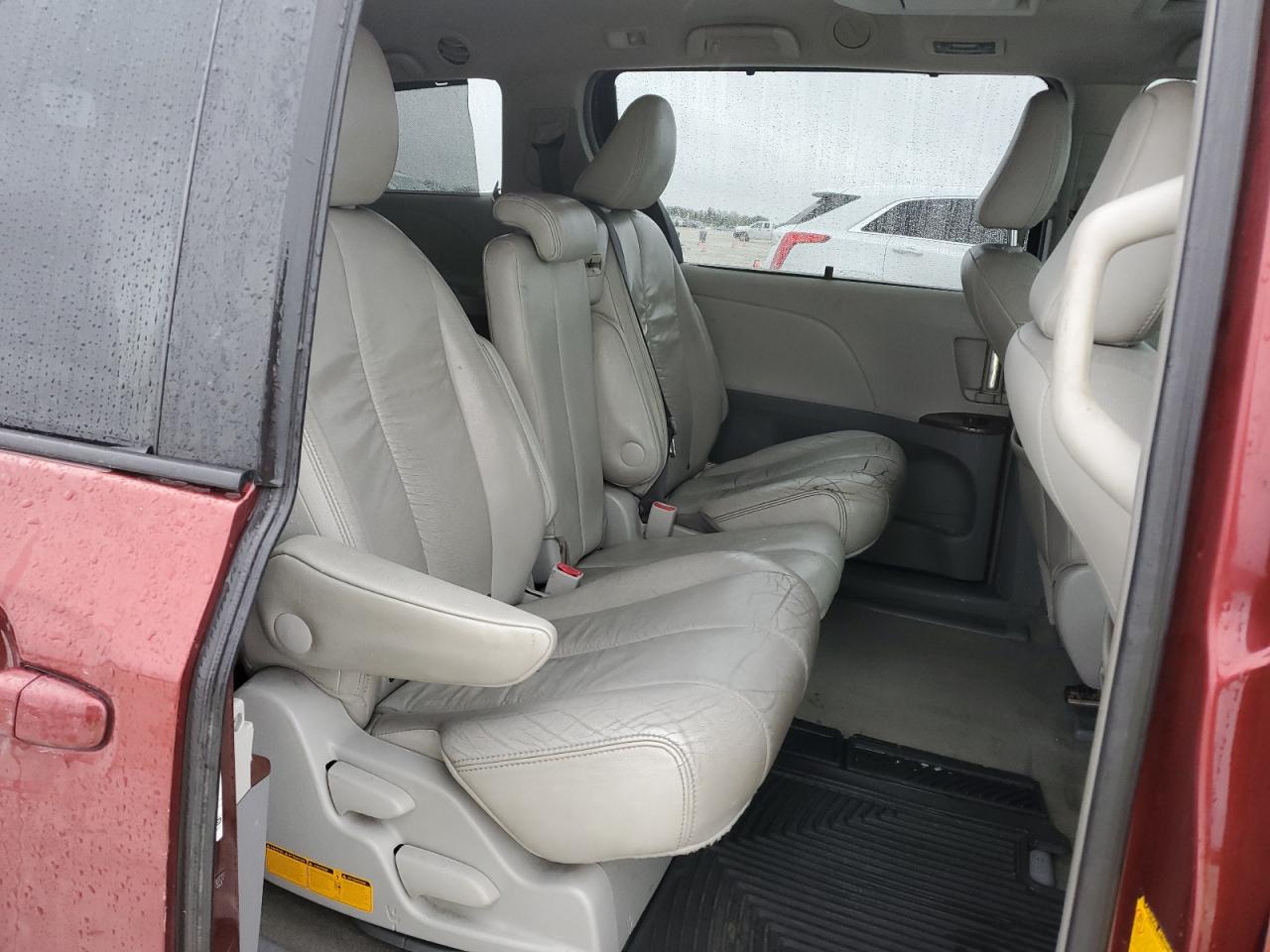 2012 Toyota Sienna - Image 12