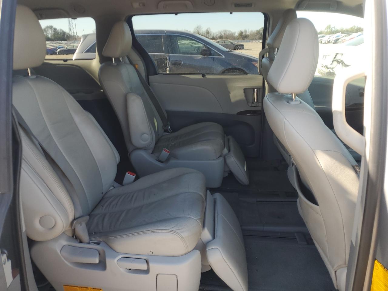 2013 Toyota Sienna - Image 12