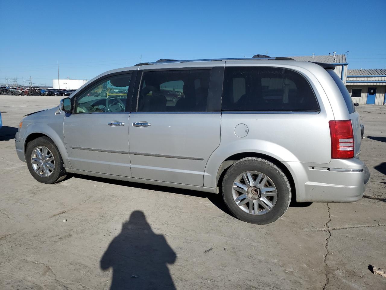 2008 Chrysler Town & Country - Image 2