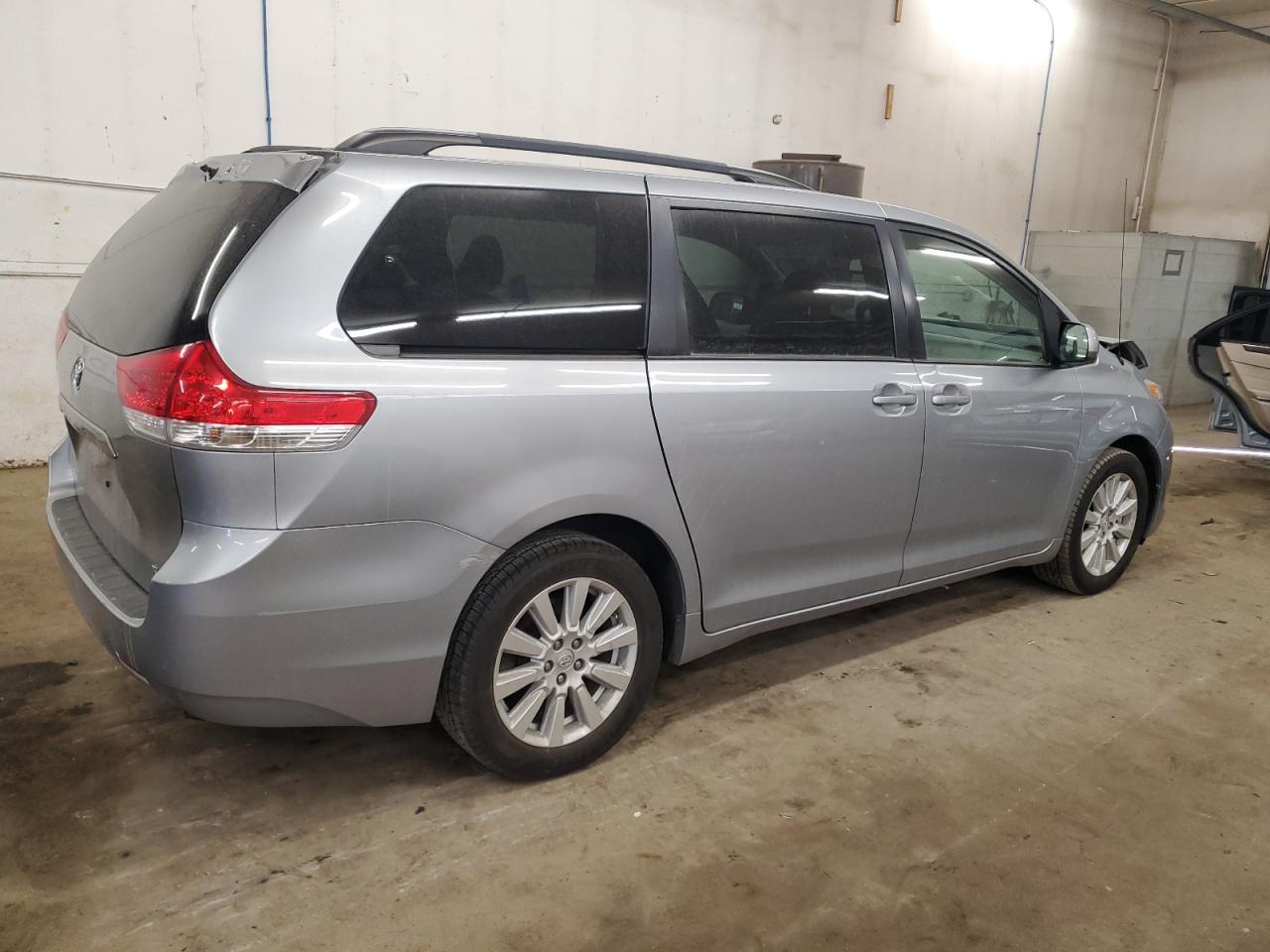 2014 Toyota Sienna - Image 3