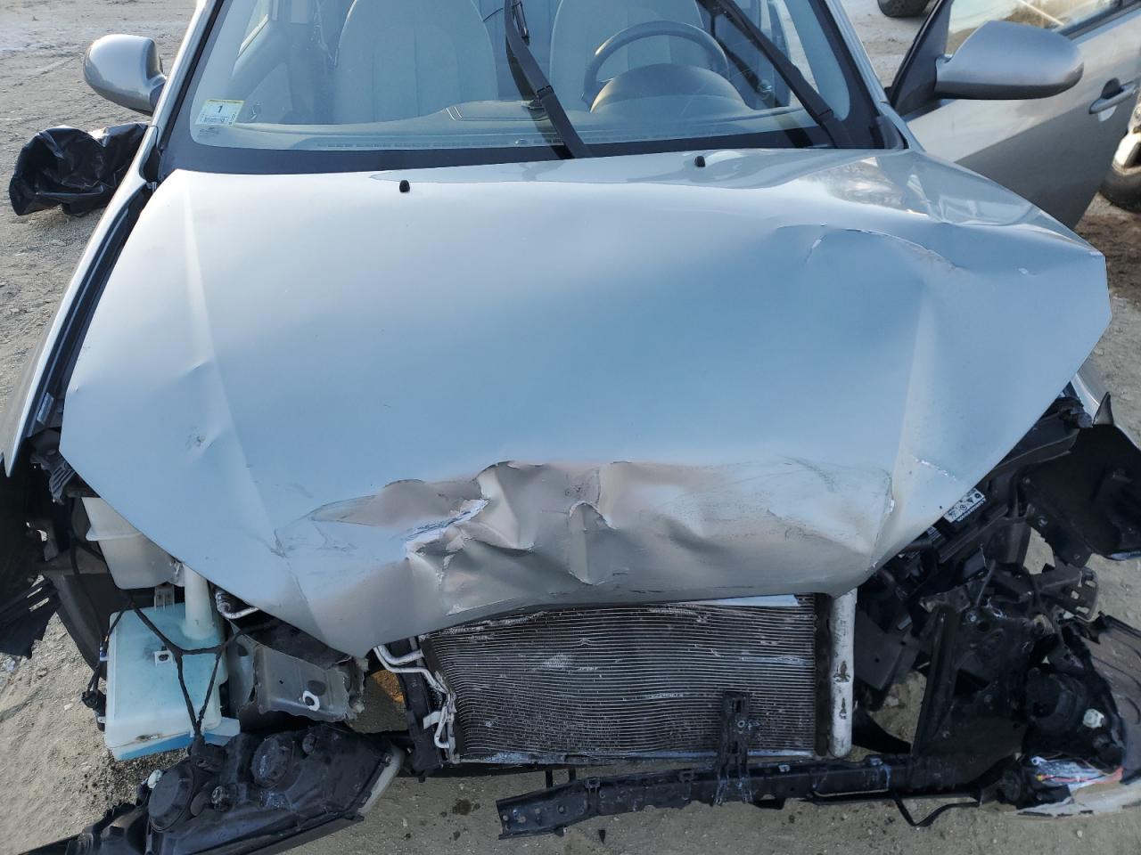 2010 Hyundai Elantra - Image 13