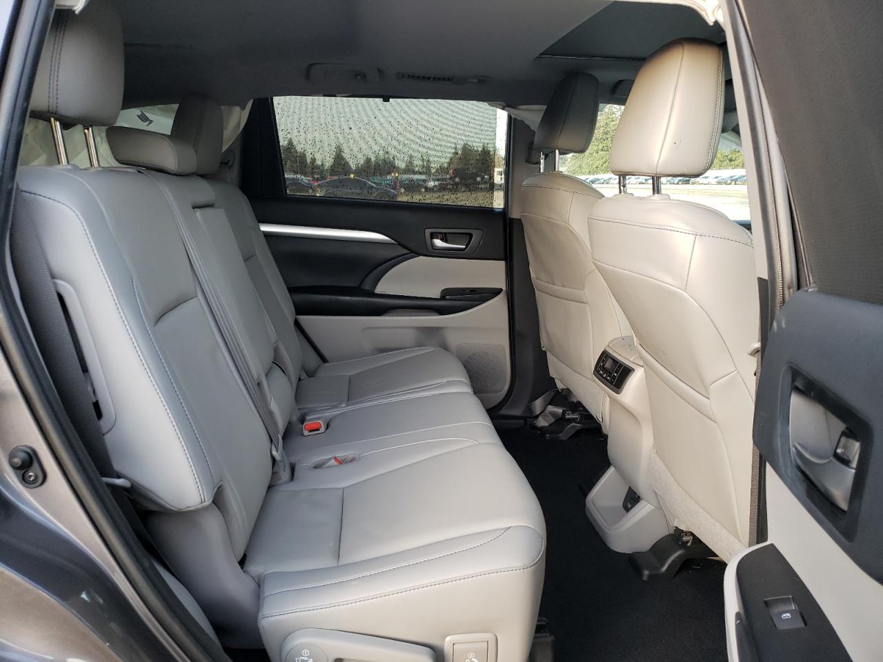 2019 Toyota Highlander - Image 11