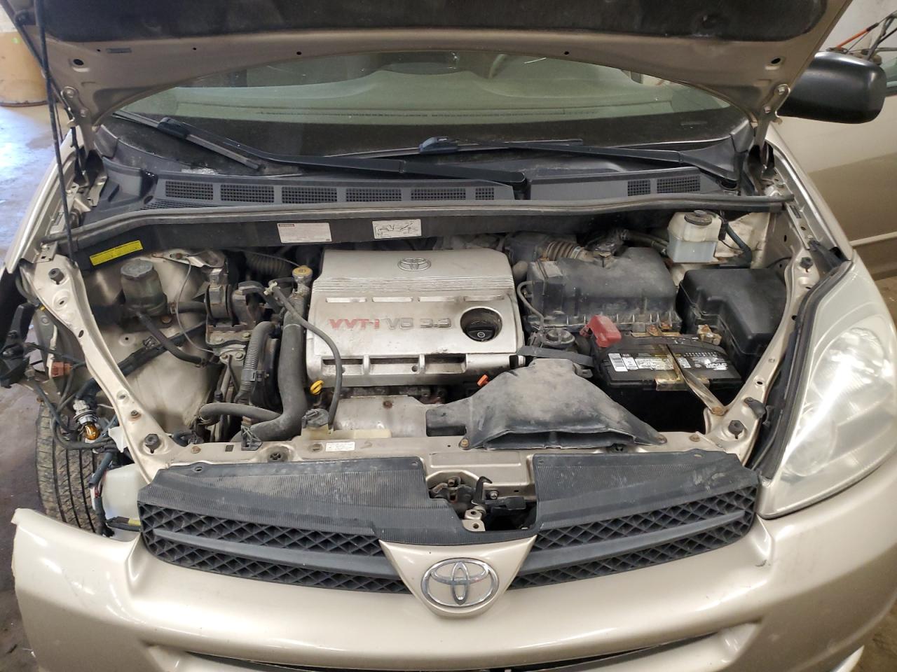 2005 Toyota Sienna - Image 12