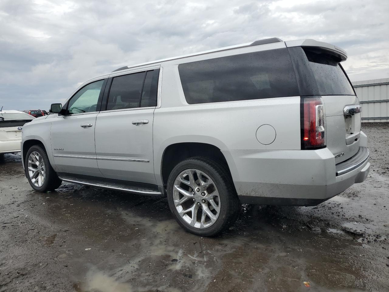 2017 GMC Yukon - Image 2