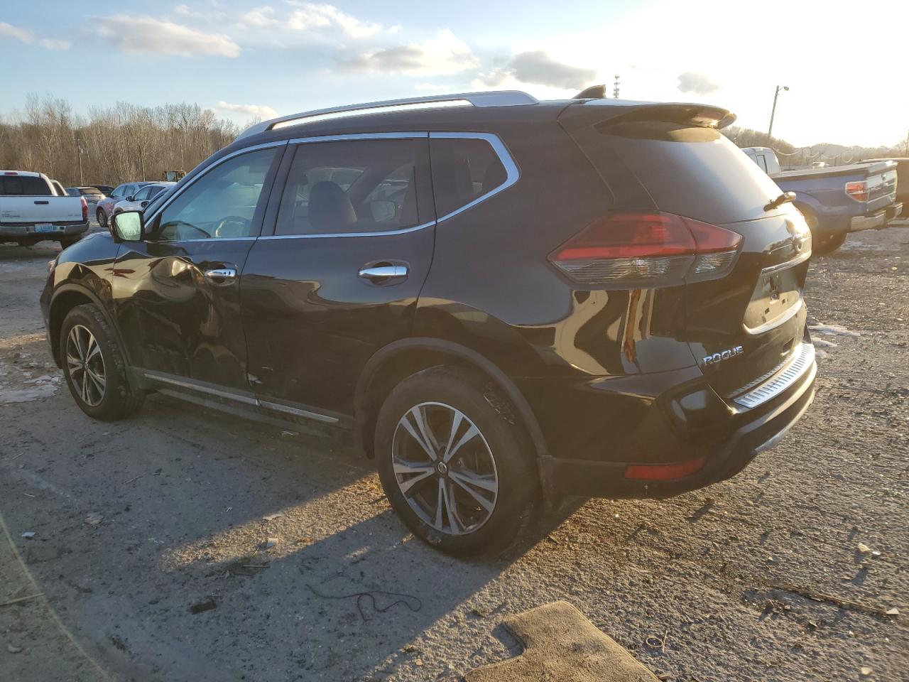 2017 Nissan Rogue - Image 2