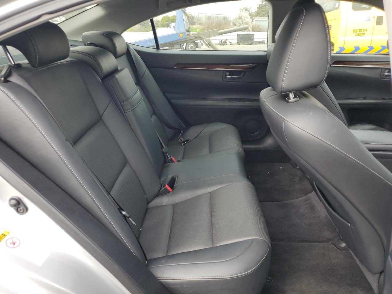 2015 Lexus ES - Image 10
