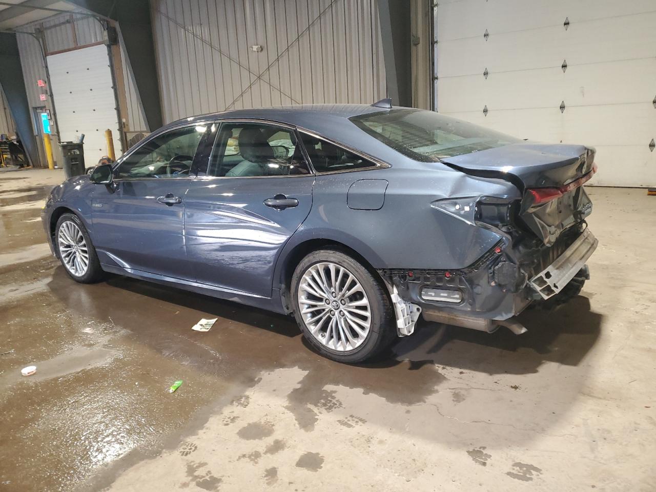 2019 Toyota Avalon - Image 2