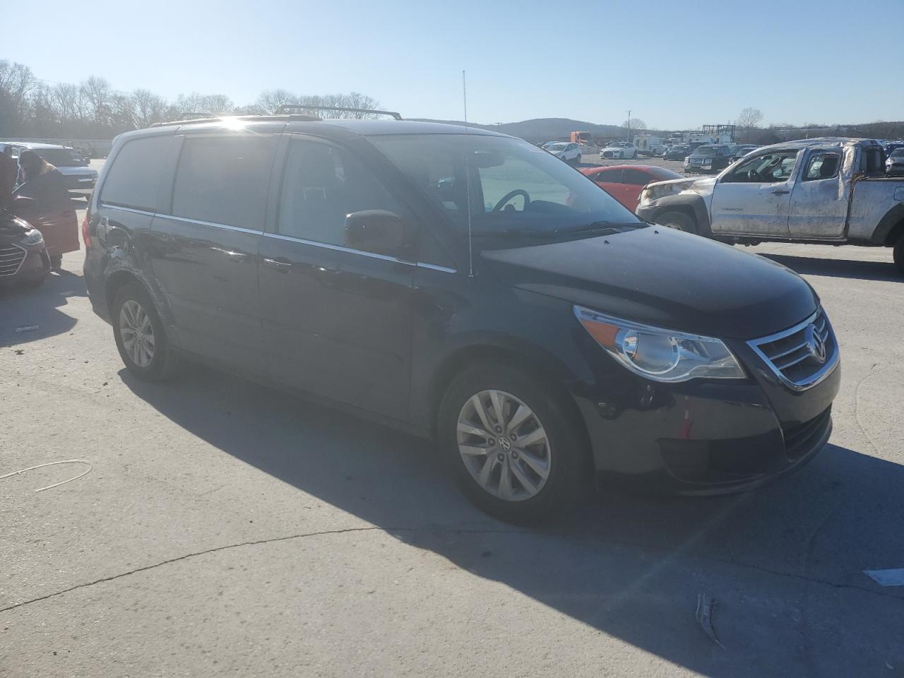 2013 Volkswagen Routan - Image 4