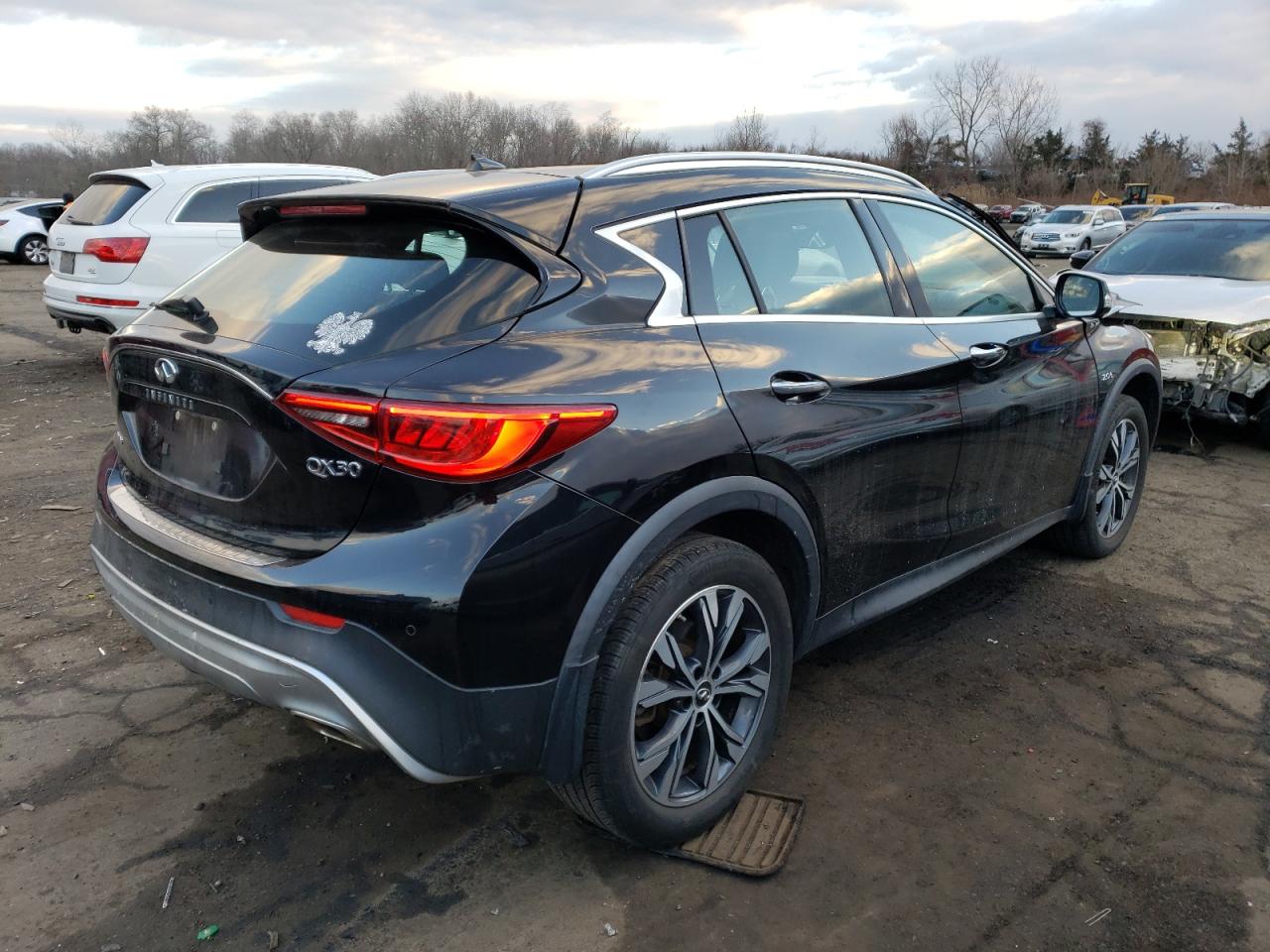 VIN SJKCH5CR5JA004972 2018 INFINITI QX30 no.3