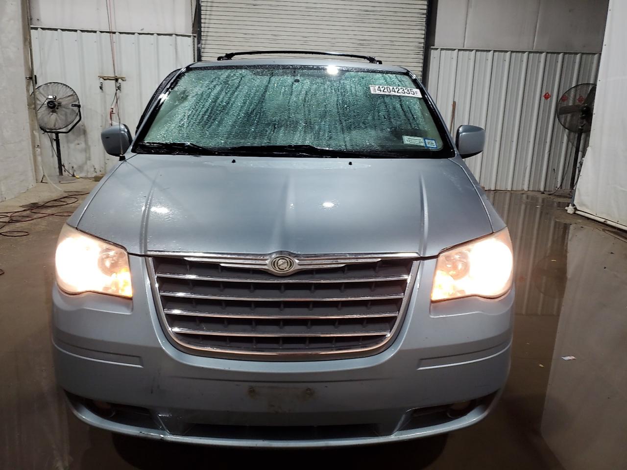 2009 Chrysler Town & Country - Image 5