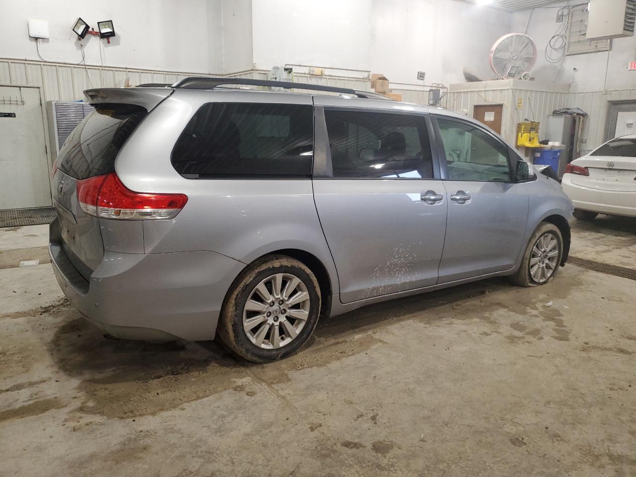 2014 Toyota Sienna - Image 3
