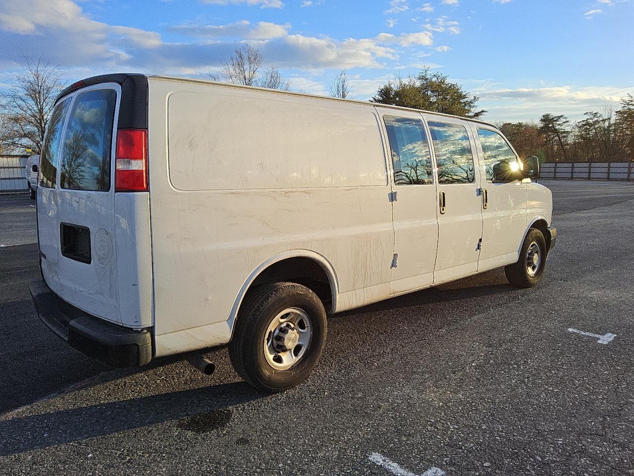 VIN 1GCWGBFG9J1203728 2018 CHEVROLET EXPRESS no.3